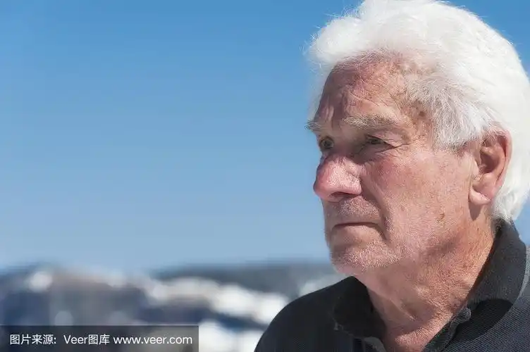 一个老人的侧面