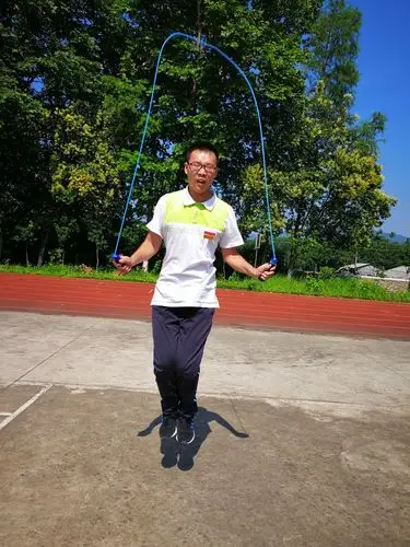 下面就随着镜头来观看精彩有趣的比赛片段吧——一分钟跳绳(单人跳)