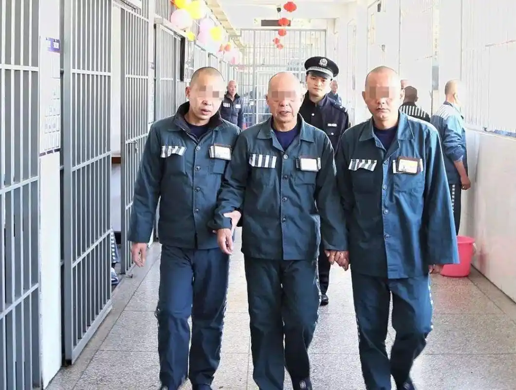 长期在监狱里服刑,家里又没钱的犯人,得了癌症该怎么办?