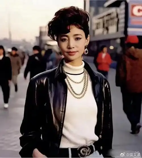 看这张照片,你能认出这是谁吗?没错,这就是年轻时的宋丹丹老师!