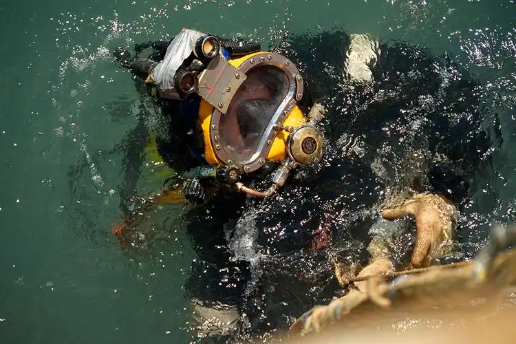 潜水员下水探摸拖拉顶升气囊 (2).jpg