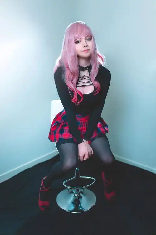 lol女装大佬sneaky新照欣赏穿短裙黑丝秀美腿