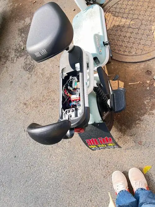 一觉醒来车后座被拆了