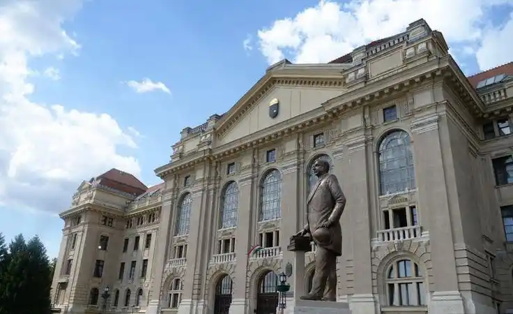 匈牙利名校推荐l罗兰大学(综合排名第一)