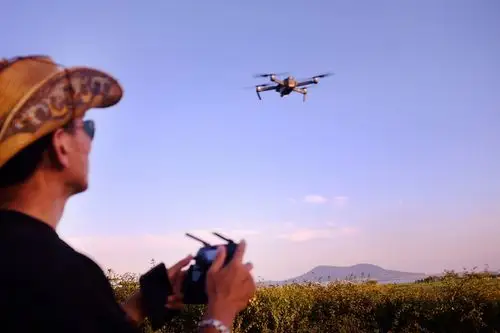 无人机航拍下的天鹅湖湿地公园