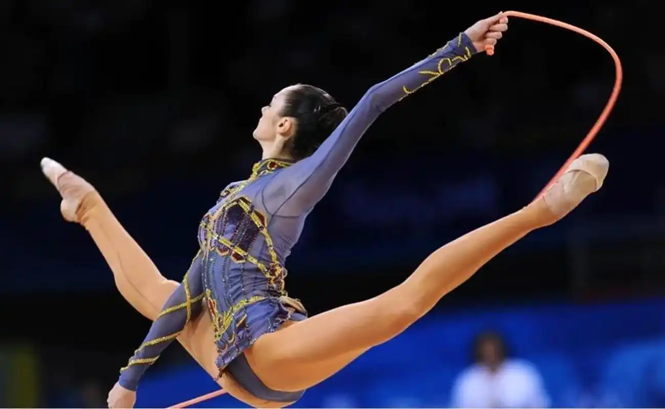 看到一字马美女,是个男的基本都会忍不住想点进去看看,是好奇心在作怪