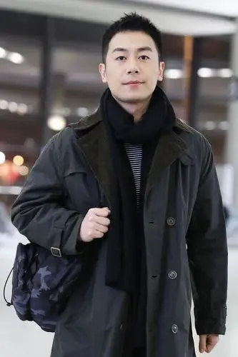 朱亚文全黑look现身机场,留干练短发凸显硬汉气质