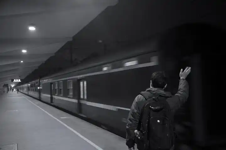 和它依依惜别运行25年之久的t32次杭京特快迎来了最后的旅程