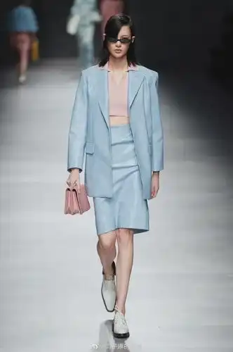 周子琳时期,更加有少女感,眼神也温柔恬静不少.