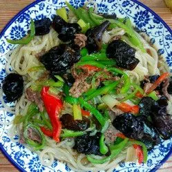 木耳炒肉盖浇面