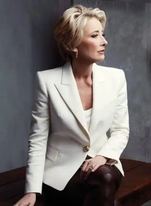 61岁艾玛·汤普森魅力依然,不被年龄定义的美,源自丰富内心和优雅气质