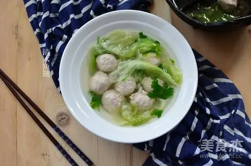 生菜手打猪肚丸子汤