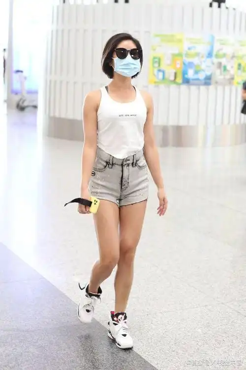 女演员赵奕欢现身机场,穿牛仔短裤清爽秀身材,时尚新潮