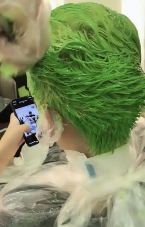 男子分手后一怒之下将头发染成绿色结果刚染完就后悔了