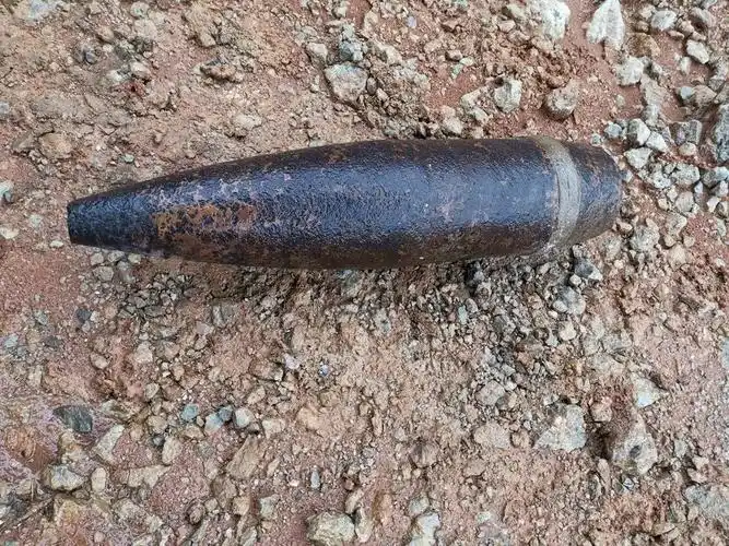 排爆民警成功引爆销毁为一枚125榴弹炮弹头确定疑似炮弹物品发现一枚