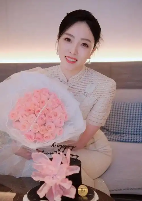 9次登央视春晚李思思离职后40天接3场商演靠实力搞事业不丢人