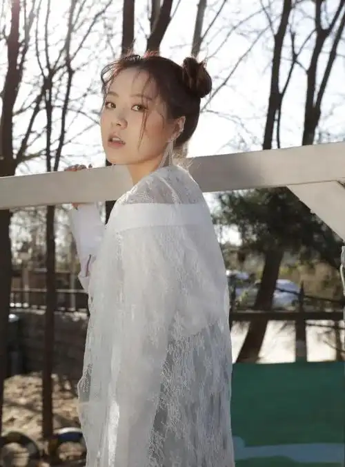 新生代歌手于果侧脸走红网络娓娓动听撩人心弦