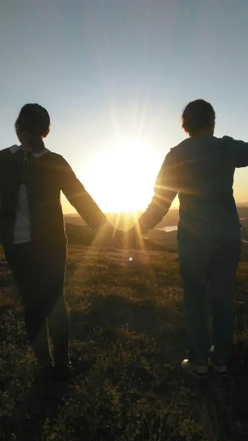 我们手牵手一起走在路上,到达想去的地方.