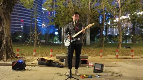 20171126珠江边街头卖唱