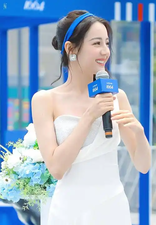 迪丽热巴本人身高168公分,身材比例已经很完美了.