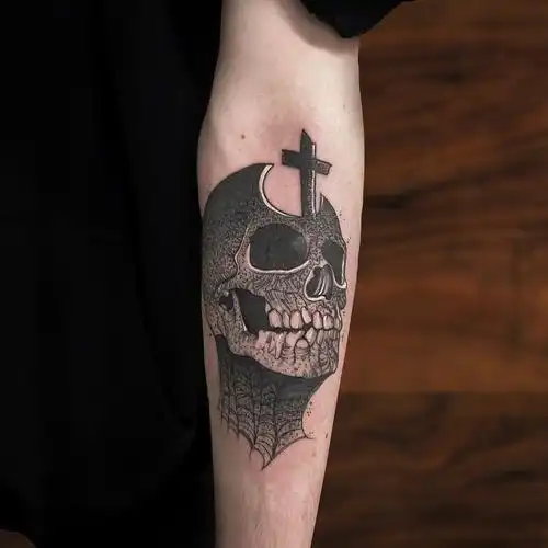小臂黑灰写实骷髅十字架纹身图案