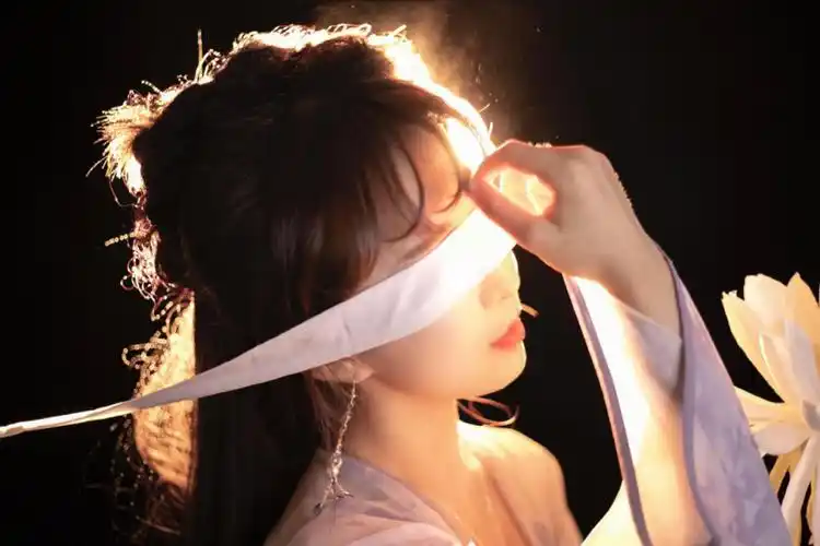 古风达人,汉服社社长,元气少女……这些美好的词汇,都是粉丝们对抖音