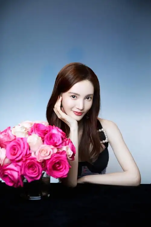 金晨印花吊带裙性感写真图片,分享一组金晨图片给大家,图中的明星图片