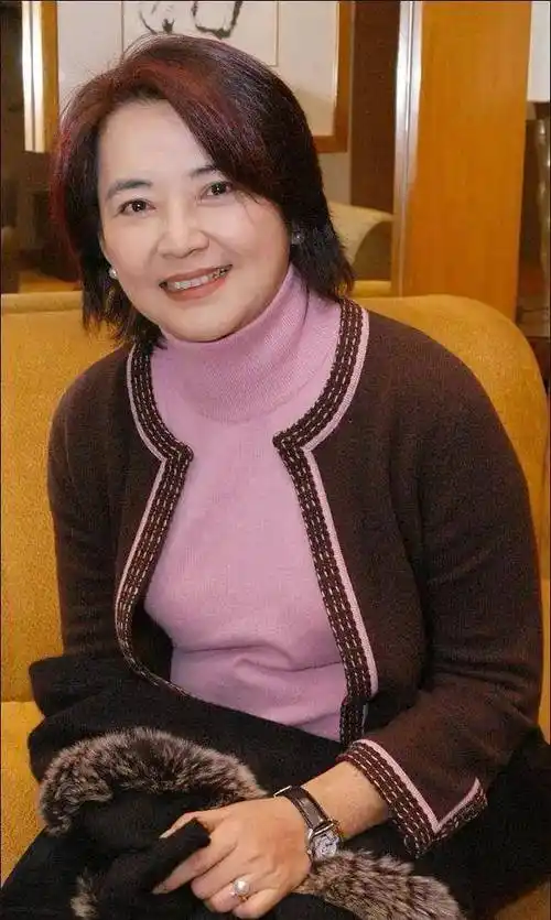 胡慧中当年英姿飒爽的胡慧中,父辈的偶像,你家里有没有她的大海报呢?