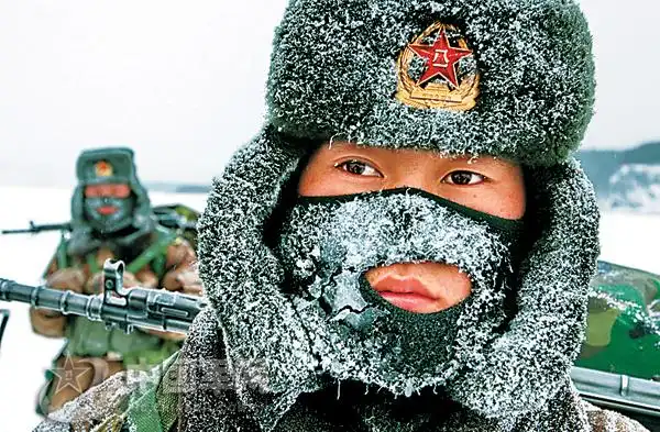 黑龙江省军区老虎连零下50度野外练精兵