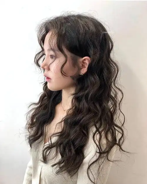 长发多了羊毛卷点缀,变得更加俏皮可爱,发型师也推荐可以吹发时搭配风