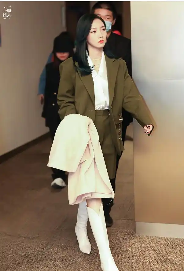 孟美岐造型大翻车!毛衣裙搭长靴穿成一米四,双腿太真实了