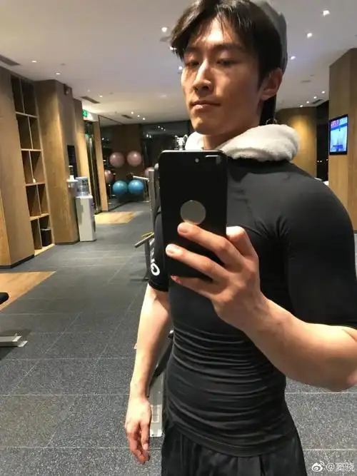 窦骁晒健身照荷尔蒙炸裂 肌肉发达尽显型男本色