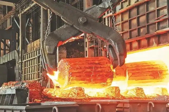 水压机锻造厂生产车间内等待锻造的铸件.