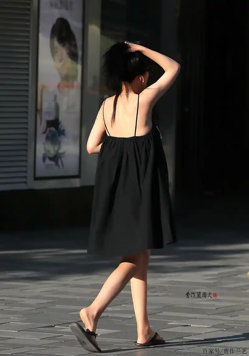 会穿衣的,身前身后都是风景,看看露背装美女怎样打造身后的美丽