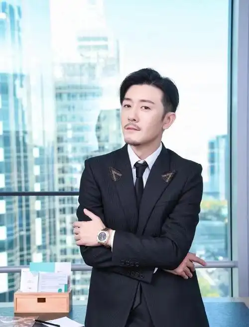 39岁林雨申终于红了,穿西装蓄胡子演绎"大叔范",霸道又痞帅