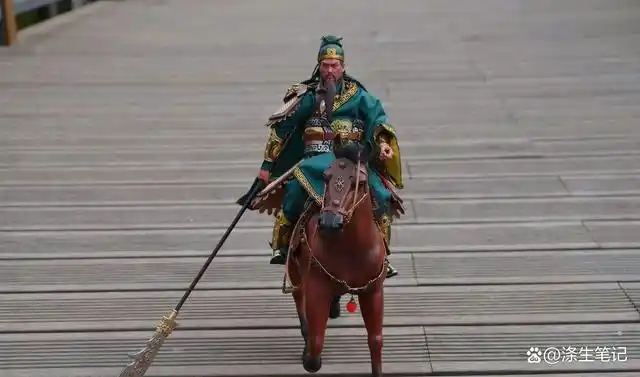 据明朝小说《三国演义》描述,青龙偃月刀又名冷艳锯,重约八十二斤,是