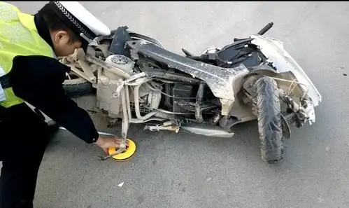 无视交通信号灯横冲直闯 摩托车车毁人伤!