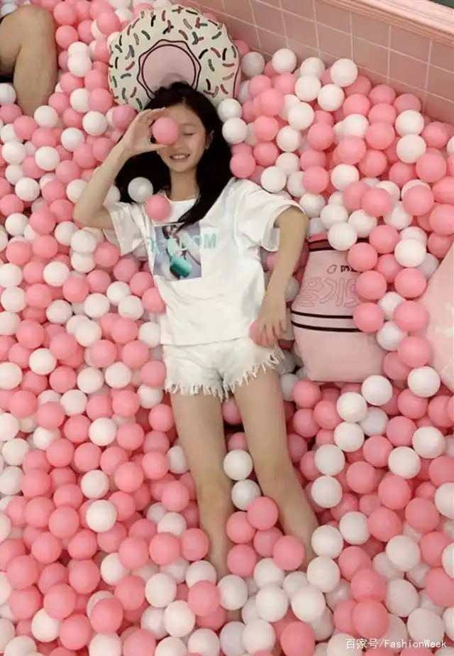 裴佳欣不愧是最美童星,一袭红裙配花朵,宛若小仙女