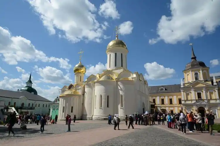 四)莫斯科谢尔盖耶夫镇 圣三一修道院 写美篇 这是最著名的圣三一教堂
