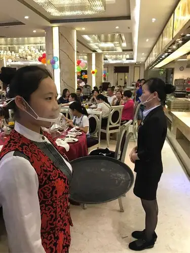 楼面宴会厅在服务操作中,管理人员,服务员必须戴口罩进行服务操作.