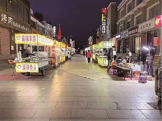 包百步行街临时便民夜市开放