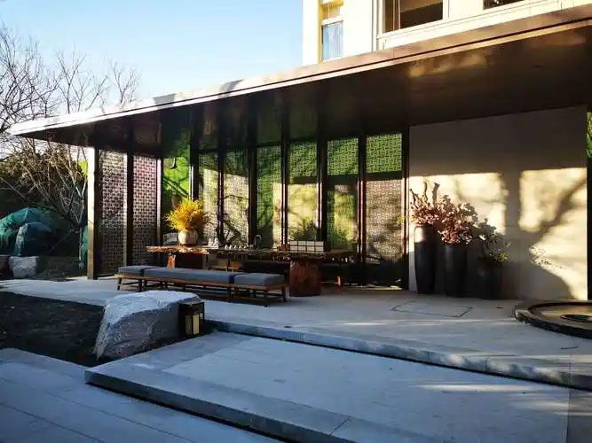 这个亭子是单臂悬挑廊架,最迷人的是格栅的光影,后来在后面加了竹子