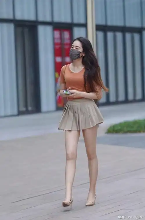 百褶裙搭配高跟鞋提升你的衣品