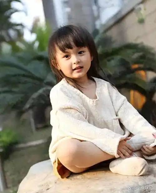 2岁出道年入百万,因长相漂亮被禁止整容的刘楚恬,如今长成啥样