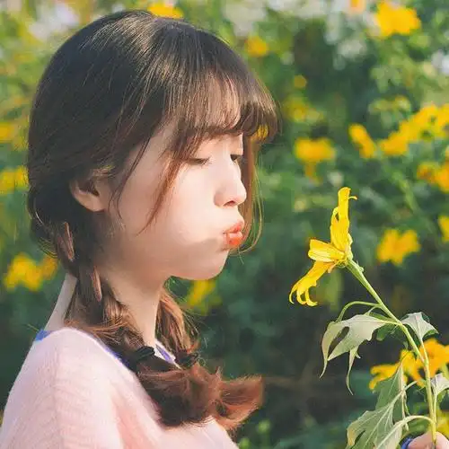 女生闻花头像图片