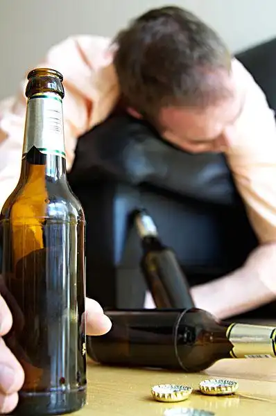 酗酒图片