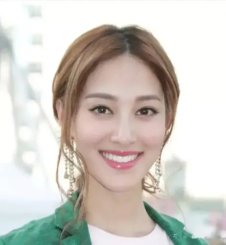 香港视后陈凯琳绿装亮相笑容清丽双眸清澈身材不像两孩妈
