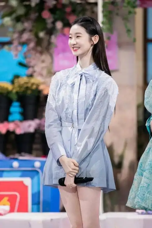 张艺凡穿高跟鞋身高有1米9,网友:这谁顶得住!