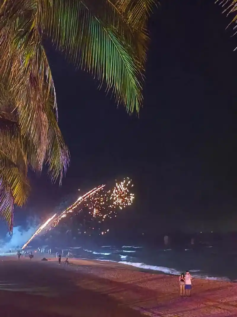 夜晚的日月湾&傍晚没有蓝天的后海湾#旅行vlog #沙滩92 - 抖音