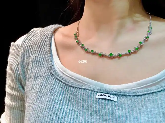 多颗荧光绿小蛋面镶嵌而成套链